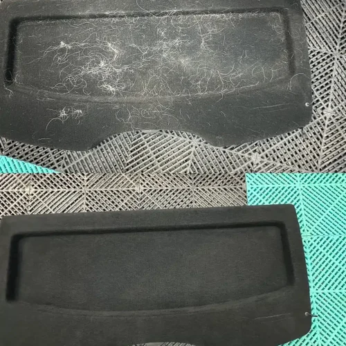 Čištění kufrového plata automobilu před a po odstranění chlupů a nečistot