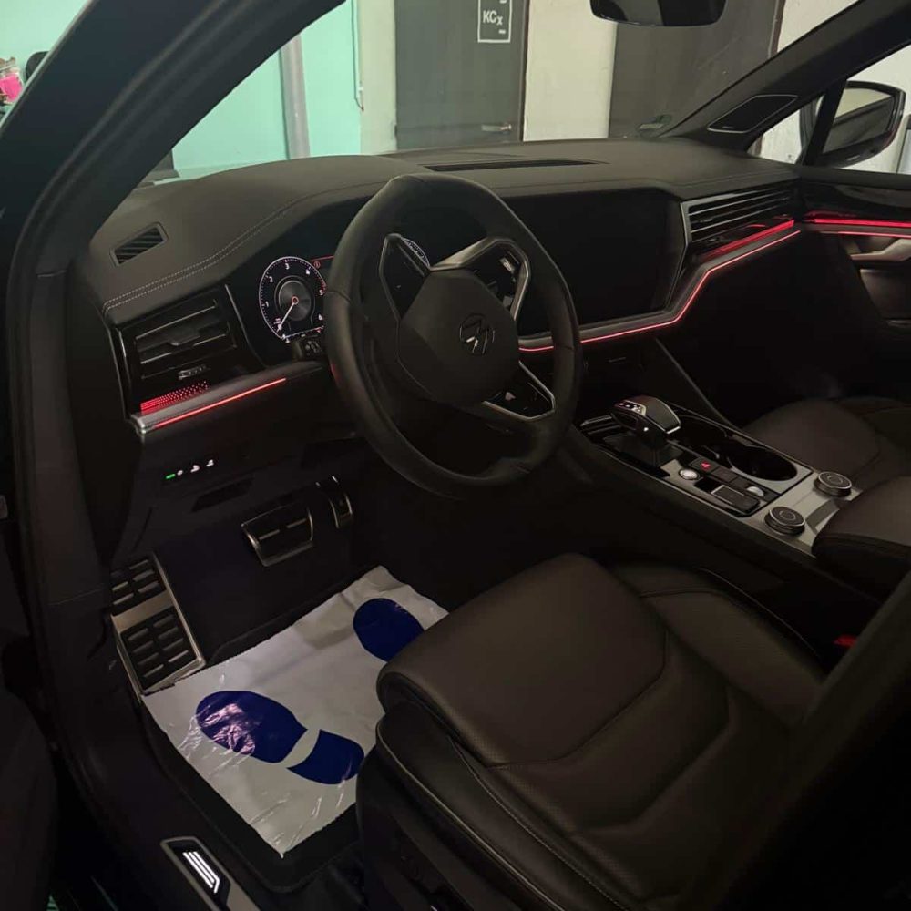 Profesionálně vyčištěný interiér vozu Volkswagen Passat B8 po detailingu a ošetření plastů