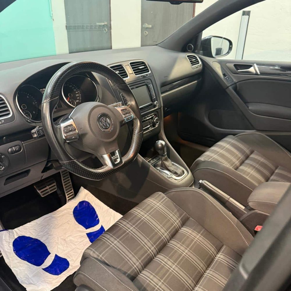 bilu Vyčištěný kokpit Volkswagen Golf po profesionálním detailingu interiéru